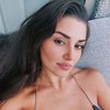 Hande Erçel puantiyeli eteğiyle göz kamaştırdı!