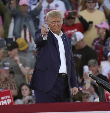 Eski ABD Başkanı Donald Trump, ABD tarihinde kendisine yöneltilen suçlama nedeniyle hakim karşısına çıkacak ilk eski ABD Başkanı olacak. Trump hakkında hazırlanan iddianame gizli tutuluyor, bu nedenle belirli suçlama veya suçlamalar kamuoyuna açıklanmadı. Washington Post, suçlama kararı ve ceza yargılamasında bundan sonraki adımlar hakkında şu ana kadar bilinenleri derledi