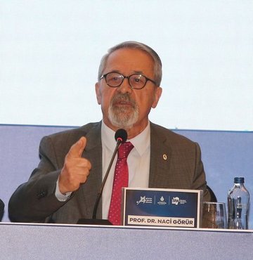 Yer bilimci Prof. Dr. Naci Görür, depreme karşı dirençli kentler nasıl inşa edilir sorusuna sosyal medya hesabından, "Ülkeyi depreme hazırlamanın ön koşulu" başlığıyla cevap verdi. Görür, "Ülkeyi depreme hazırlamanın ve deprem dirençli kentler oluşturmanın ön koşulu geçmiş depremlerden ders çıkartmaktır. Onun için Maraş-Gaziantep depremleri ile yönetim (yerel ve merkezi) ve millet olarak yüzleşmek şarttır. Bu depremlerde bu kadar kaybı neden, nasıl, nerede, neyi eksik yaptığımız veya yapmadığımız için verdiğimizi araştırmak, bulmak, muhasebe etmek ve üzerimize düşen sorumluluğu kabul etmek zorundayız" dedi