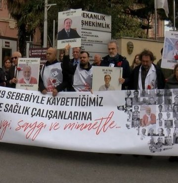 İstanbul Tabip Odası üyeleri, Covid 19 salgınında hayatını kaybeden sağlık çalışanlarını andı