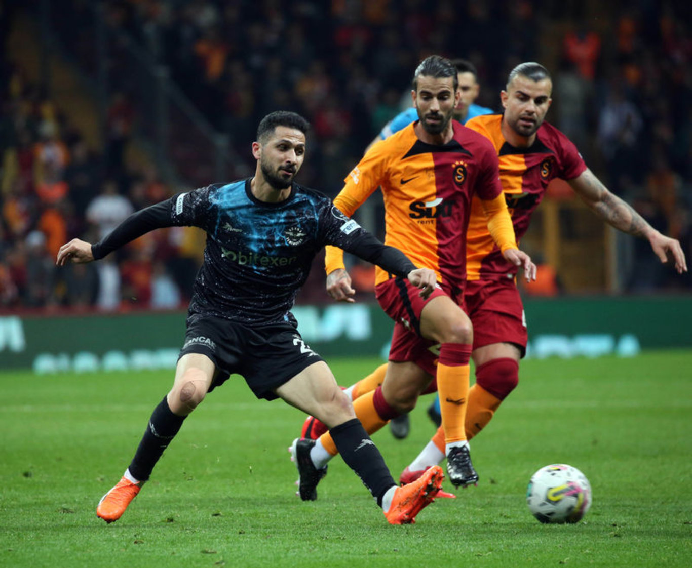 Galatasaray - Adana Demirspor maçında tartışılan pozisyon! Kırmızı kart...