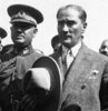 1881 yılında Selanik’in Koca Kasım Mahallesindeki üç katılı bir evde dünyaya gelen Mustafa Kemal Atatürk’ün annesi Zübeyde Hanım babası ise Ali Rıza Bey’dir. Hakkında aktarılan anılardan, çocukluk yıllarında çok hareketli ve sert mizaçlı bir çocuk olduğunu öğrendiğimiz Mustafa Kemal’in aynı zamanda atlara ve tabancalara olan düşkünlüğünü de kardeşi Makbule Hanım’ın anlatılarında görmekteyiz. Ayrıntılar içeriğimizin devamında…