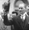 Türkiye Cumhuriyeti’nin kurucusu ve ilk cumhurbaşkanı olan Mustafa Kemal Atatürk, yalnızca iyi bir asker ya da bir devlet adamı değil; çok yönlü bir lider olarak dikkatleri üzerine çekmiştir. Milli sınırlar içinde çağdaş, tam bağımsız ve birbiri ile kenetlenmiş bir toplum oluşturmayı hedefleyen ve bunu başaran Mustafa Kemal Atatürk, iyi bir liderin sahip olması gereken bütün özelliklere sahip olasıyla dikkat çekmektedir. Ayrıntılar içeriğimizin devamında…