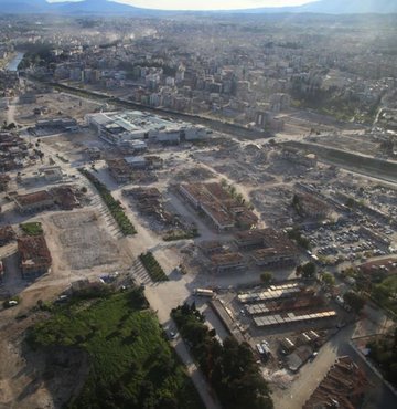 Yüksek Seçim Kurulu üyeleri deprem bölgesinde yürütülen çalışmaları incelemek üzere, salı gününden itibaren deprem bölgesini ziyaret edecek. İl ve ilçe seçim kullarının binalarında inceleme yapılacak. Varsa seçim öncesi son eksikler tespit edilerek, hızla giderilmeleri sağlanacak.