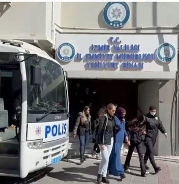 İzmir’de işlettikleri mekanlara gelen ve aralarında turist müşterilerin de olduğu kişilerin kredi kartlarını çeşitli yollarla ele geçirip yüksek miktarda para çeken örgütün soruşturması tamamlandı. Ortaya çıkan ayrıntılarda örgüt üyelerinin müşterinin algılarını zayıflatmak için içeceklerine, "kokusuz aseton kattıkları" belirlendi. İncelenen materyallerde örgüt üyelerinin şoke eden yazışmaları ortaya çıktı. Yazışmalardan birinde, "Kaçak rakı yapıyordunuz kaç tane adam öldü sizin yüzünüzden" diyor. Adliyeye gönderilen 16 kişiden 8’i tutuklandı