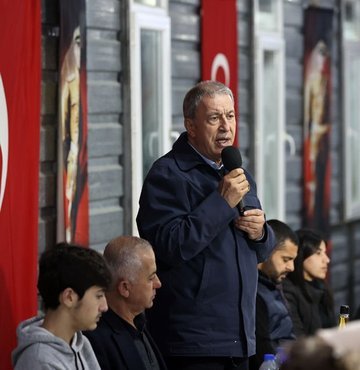 Milli Savunma Bakanı Akar, "Mehmetçik son 3 ay içinde 340 teröristi etkisiz hale getirdi. Bunların arkasında kim olursa olsun, ister silah, ister helikopter, ister mühimmat, ister para versinler, teröristleri etkisiz hale getirmekte kararlıyız. Terörist neredeyse hedefimiz orası" açıklamasında bulundu