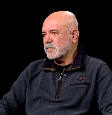 Ünlü oyuncu Ercan Kesal, Kahramanmaraş depremine ilişkin gözlemlerini, 17 Ağustos Gölcük depremi sırasında hekimlik yaparken yaşadığı anıları Haluk Mertbey ile Meseleler’e anlattı. Aynı zamanda bir yazar ve yönetmen olarak, deprem sonrası yaşanan “suçlu kim?” tartışmalarına yönelik de önemli açıklamalarda bulundu. Kesal, önceki dönemlerden birinde yerel seçimlerde aday adaylığı tecrübesi de yaşamıştı. Buradan yola çıkarak önümüzdeki seçimlere ve adaylara yönelik de önemli mesajlar verdi. 