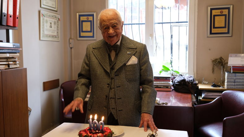 Avukat Salih Bey, 100. yaş günü pastasıyla...