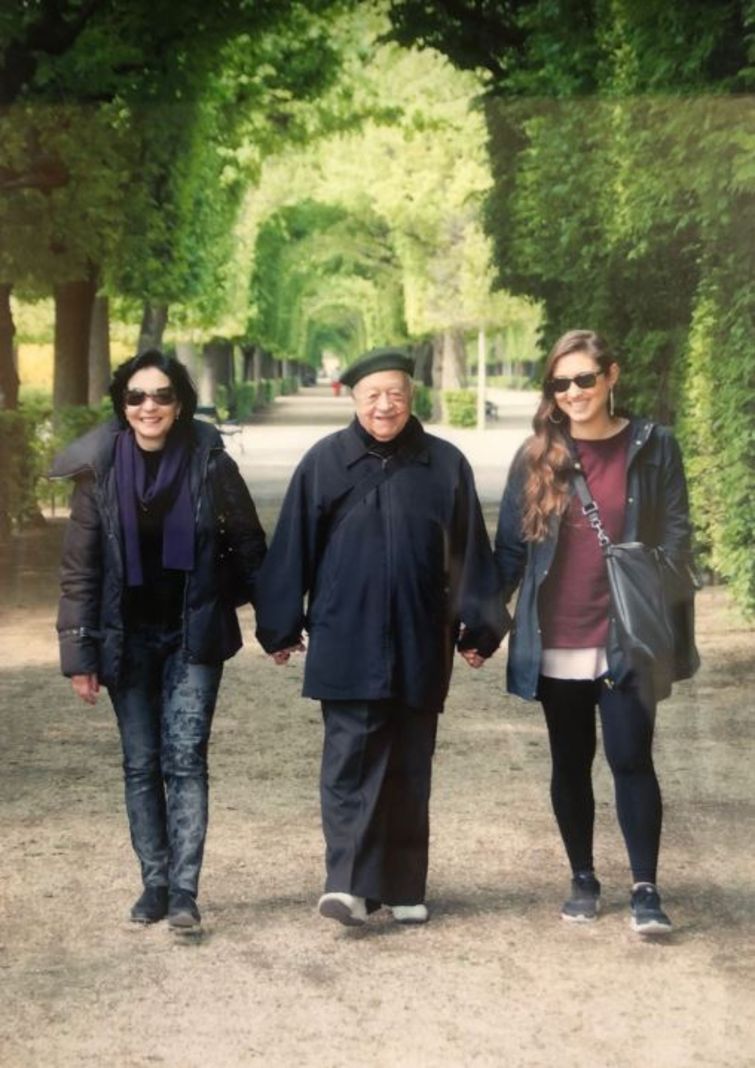 Av. Salih Nuri Tüzel, Viyana'da yaşayan kızı (solda) Şadiye Nilden ve torunu Yasemin'le, Schönbrunn Sarayı bahçesindeyürüyüş yapıyor...