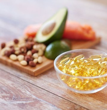 Vücut için gerekli olan Omega-3 yağ asitleri, vücut tarafından üretilmiyor. Bu nedenle mutlaka dışardan alınması gereken Omega-3 sağlığa önemli katkılarda bulunur. Özellikle cilt üzerindeki etkileriyle dikkat çeken Omega-3 gıdalardan alınabiliyor. Cilt lekelerini ve kuruluğu önlemede tavsiye edilen bu yağ asidi içerdiği sayısız vitamin ve mineral ile oldukça önem teşkil ediyor. 