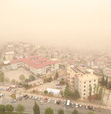 Meteoroloji Genel Müdürlüğü, Kahramanmaraş merkezli depremlerden etkilenen bölgeler için toz taşınımı ve kuvvetli lodos uyarısında bulundu. İç Ege, İç Anadolu Bölgesi, Batı ve Orta Akdeniz ile Karadeniz