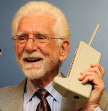 50 yıl önce bugün 3 Nisan 1973 tarihinde Motorola mühendislerinden ve yöneticisi olan Martin Cooper, ilk cep telefonu aramasını gerçekleştirdi. Cooper, rakibi Bell Labs