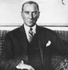 Türkiye Cumhuriyeti’nin kurucusu ve ilk cumhurbaşkanı olan Mustafa Kemal Atatürk 1881 yılında Selanik’te dünyaya gelmiştir. Etrafı oldukça yüksek duvarlarla çevrelenmiş olan, dokuz oda ve bir mutfaktan meydana gelen üç katlı pembe bir evde doğan Atatürk, çocukluğunun büyük bir kısmını bu evde geçirmiştir. Ayrıntılar içeriğimizin devamında…