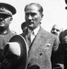 Mustafa Kemal Atatürk’ün tüm sanat dallarına olduğu gibi, müziğe ve sanatçıya da büyük bir önem verdiğini bilmekteyiz. Müziği “hayatın neşesi, ruhu, sevinci ve her şeyi” olarak tarif eden Mustafa Kemal, müziği ulusal kimliklerin korunması ve tüm dünyaya tanıtılması için etkin bir araç olarak görmekteydi. Atatürk’ün sanatçıya verdiği önem ile ilgili tüm bilgiler yazımızın devamında…