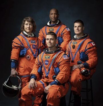 NASA, Ay