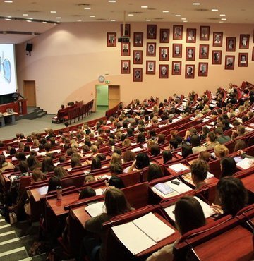 Yükseköğretim Kurulunca lisans ve lisansüstü öğrencilerine verilen burs miktarları farklı miktarlarda artırıldı. 100/2000 Doktora Bursu çalışan öğrenciler için 910 TL’den 2500 TL’ye, çalışmayan öğrenciler için ise 3825 TL’den 7500 TL’ye yükseltildi