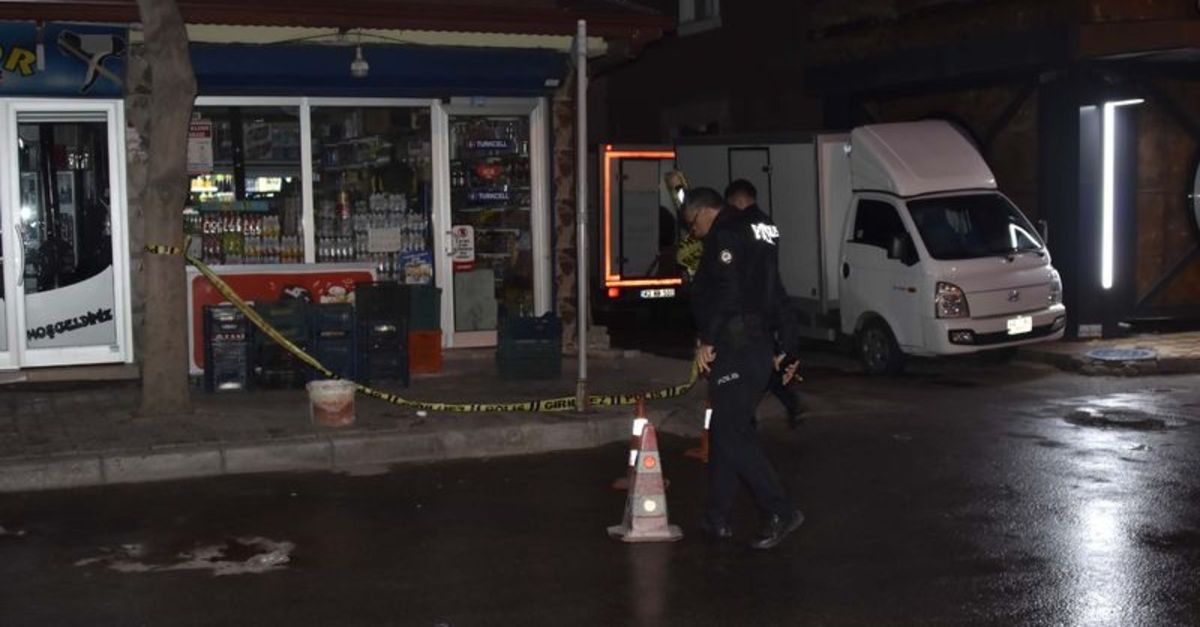 Boşanma aşamasındaki kadın çocuğun gözü önünde öldürüldü