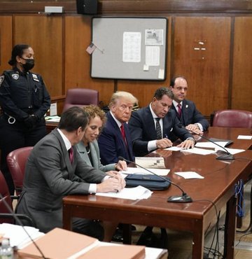 Eski ABD Başkanı Donald Trump, ABD tarihinde kendisine yöneltilen suçlama nedeniyle hakim karşısına çıkacak ilk eski ABD Başkanı oldu. Yetişkin filmi yıldızı Stormy Daniels