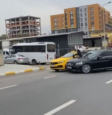 İstanbul Pendik’te bir sürücünün, aracını trafikte tartıştığı taksi şoförünün üzerine sürdüğü anlar cep telefonu kamerasıyla kaydedildi. Taksici, son anda havaya zıplayarak ciddi biçimde yaralanmaktan kurtuldu