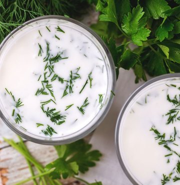 Gün içerisinde vücudun su oranını dengelemek gerekiyor. Bunu da yeterli miktarda suyun yanında sağlıklı içecekler eklemek sağlık açısından oldukça faydalı. Özellikle Ramazan ayında oruç tutan kişiler uzun süre aç ve susuz kalıyor. Bu nedenle vücudun susuz kalmaması için besinlerden yararlanmak şart. Özellikle iftardan sahura kadar bol su ve su içeren besinler tüketmek gerekiyor. Bunun için ise yoğurdun en sağlıklı hali olan ayran ve mineral kaynağı soda karışımı oldukça ideal. Gün boyu susuzluktan koruyarak vitamin ve mineral deposu sodalı ayranın faydaları ise adeta şifa niteliğinde. 