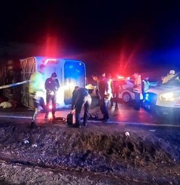 Deprem bölgesinden dönen yolcu otobüsü devrildi: 3 ölü, 19 yaralı