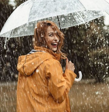 Şifa ve bereket kaynağı olarak bilin Nisan yağmuru baharın habercisi. Mart ayının keskin soğukları yerini Nisan yağmurlarına bıraktı. Uzmanlar, nisan ayında yağan yağmurların, vücuda zindelik ve enerji kazandıran kullanılabilir demir maddesi içerdiğini söylüyor. Bahar yağmurlarından faydalanmak isteyenler, nisan yağmurunun toplanma tarihlerini kaçırmaması gerekiyor çünkü ayın belli dilimlerinde yağıyor. Peki, nisan yağmuru ne zaman toplanır, faydaları nelerdir?