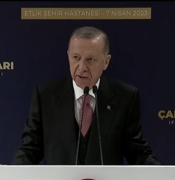Cumhurbaşkanı Recep Tayyip Erdoğan, iftar sonrası düzenlenen programda açıklamalarda bulundu. Cumhurbaşkanı Erdoğan, "Salgında nasıl rekor sürelerde hastanelerimizi devreye aldıysak şimdi de söz verdiğimiz tüm projeleri tam zamanında bitirip hizmete açacağız." dedi.