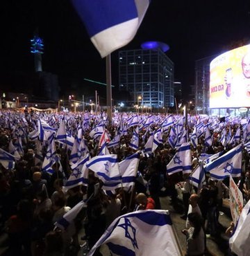Başbakan Binyamin Netanyahu öncülüğündeki aşırı sağcı koalisyon hükümetinin yargı düzenlemesine karşı cumartesi akşamları ülke genelinde kitlesel gösteriler yapan İsrailliler, yine meydanları doldurdu. 