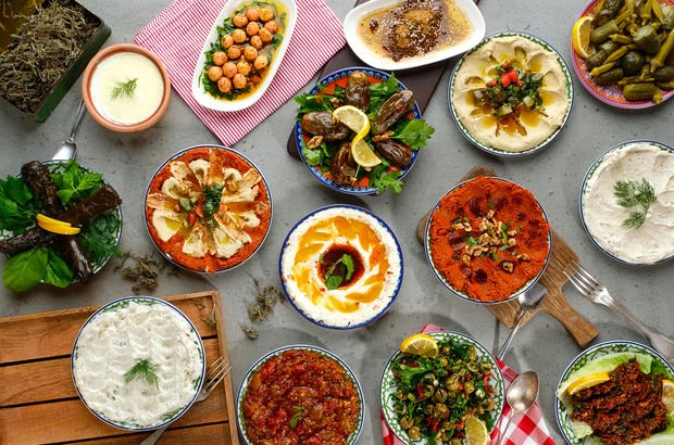 İftara özel görüntüsüyle iştah kabartan 11 meze ve salata tarifi