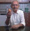 CHP Genel Başkanı ve Millet İttifakı Cumhurbaşkanı Adayı Kemal Kılıçdaroğlu, evinin mutfağından