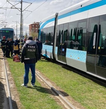 Feci kaza! Tramvay anne ve oğluna çarptı