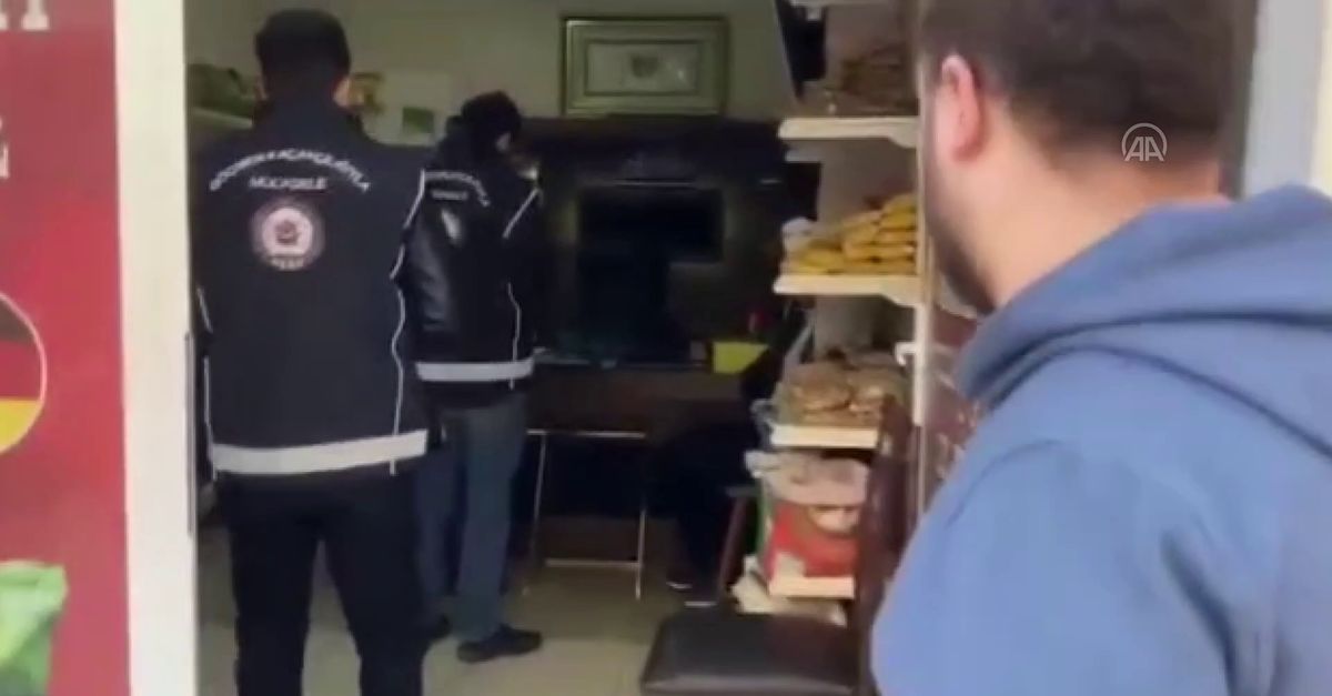 İstanbul’da bakkal görünümlü işyerinde uluslararası para transferleri yaptılar!
