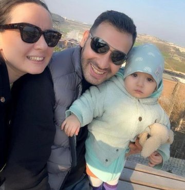 Kahramanmaraş merkezli depremlerde yüzlerce kişiye mezar olan Rönesans Rezidans’ın enkazı altında kalan Meryem Özgür ile 16 aylık kızı Esila Özgür’e hala ulaşılamadı. Eşi ve kızından haber bekleyen Bulut Özgür, “Kızımın yürüdüğünü sadece yedi gün gördüm. 