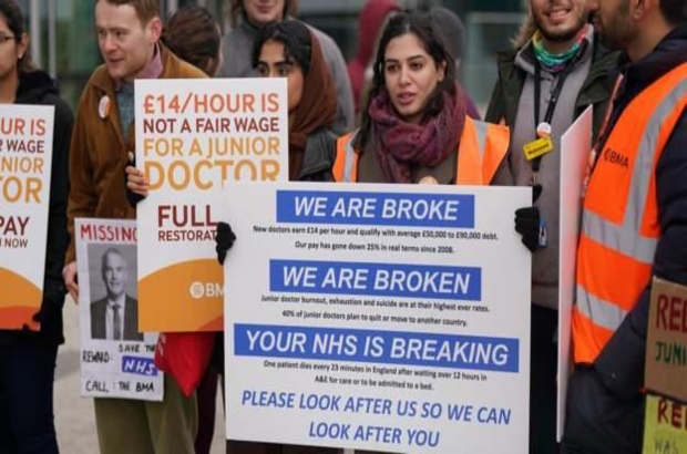 İngiltere'de binlerce pratisyen hekim yüzde 35 zam talebiyle 4 günlük grev başlattı