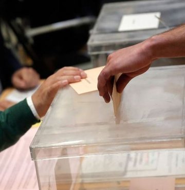 14 Mayıs Pazar günü gerçekleşecek Cumhurbaşkanlığı ve 28. dönem milletvekilliği seçimleri öncesinde, sandık görevlisi nasıl olunur, başvurular başladı mı gibi sorular gündemi meşgul etmeye başladı. Sandık görevlisi olmak için başvuru yapmayı düşünenler, sandık görevlisi ücretlerini ve başvuru şartlarını mercek altına aldı. İşte 2023 YSK ile sandık görevlisi ücretleri...
