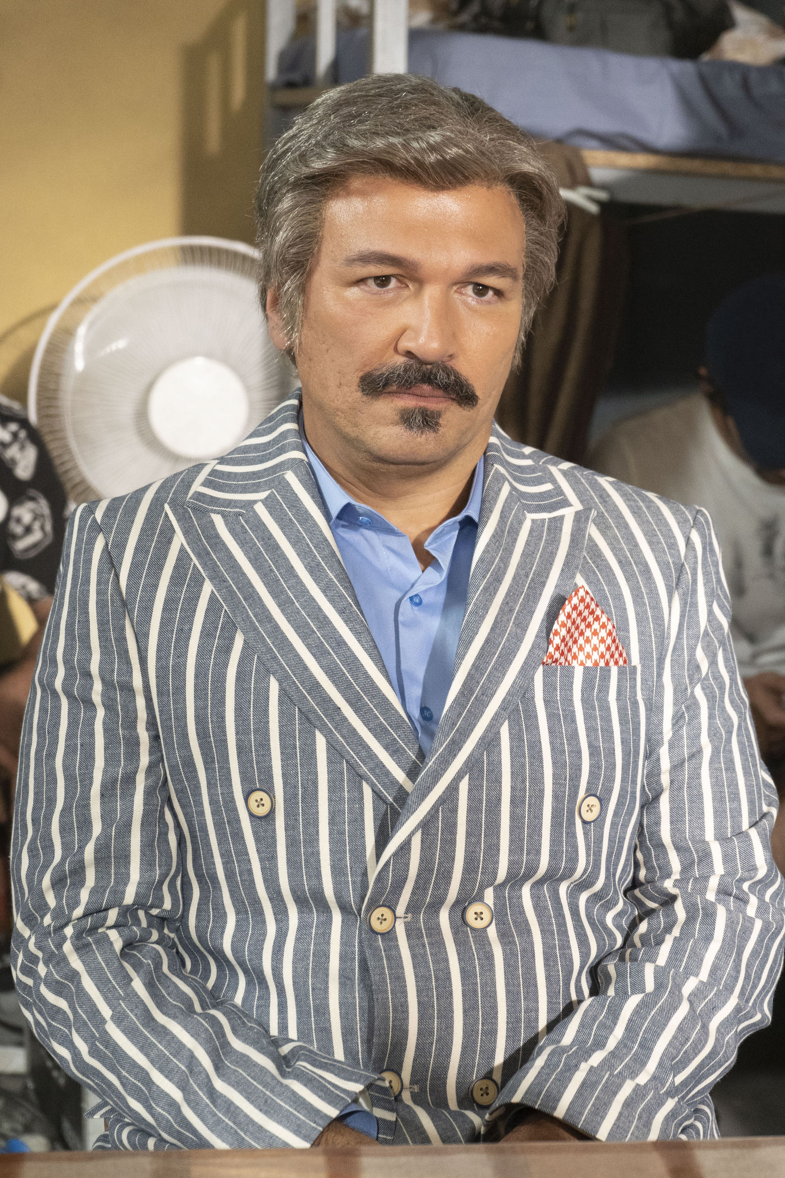 Ali Sunal, 'Hava Muhalefeti'nde milletvekili adayı 'Cemil Yıldırım'ı canlandırdı.  