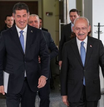 Millet İttifakı Cumhurbaşkanı aday ve CHP Genel Başkanı Kemal Kılıçdaroğlu, ATA İttifakı Cumhurbaşkanı adayı Sinan Oğan ile görüştü. Görüşme CHP Genel Merkezi