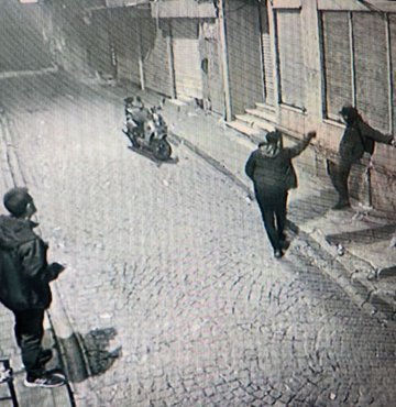 İstanbul’da bir iş hanından dışarı çıkma konusunda tartışma yaşadığı Barış Yandım’ı yol ortasında vurup öldüren ve polis ekipleri tarafından aranan şüpheli Özcan A. cinayet ekiplerince yakalandı. Cinayet anının görüntüleri dosyaya girdi. Şüpheli, işlemlerin ardından adliyeye gönderildi