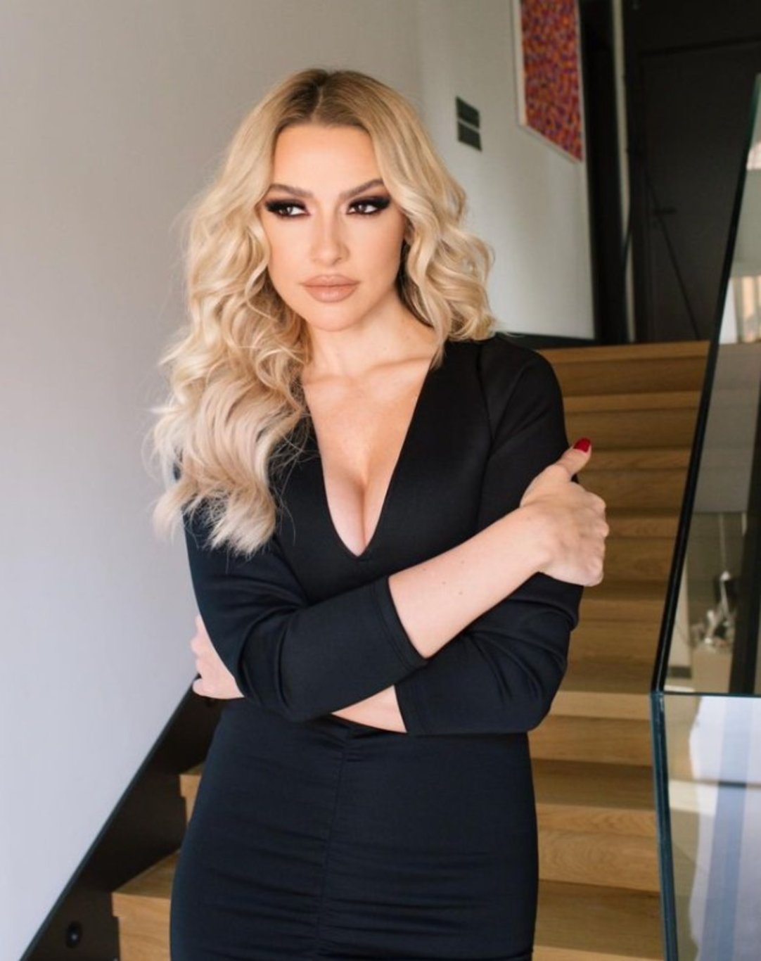 Hadise'nin son pozu dalga konusu oldu! Ünlü şarkıcıya eleştiri yağdı! - Magazin haberleri