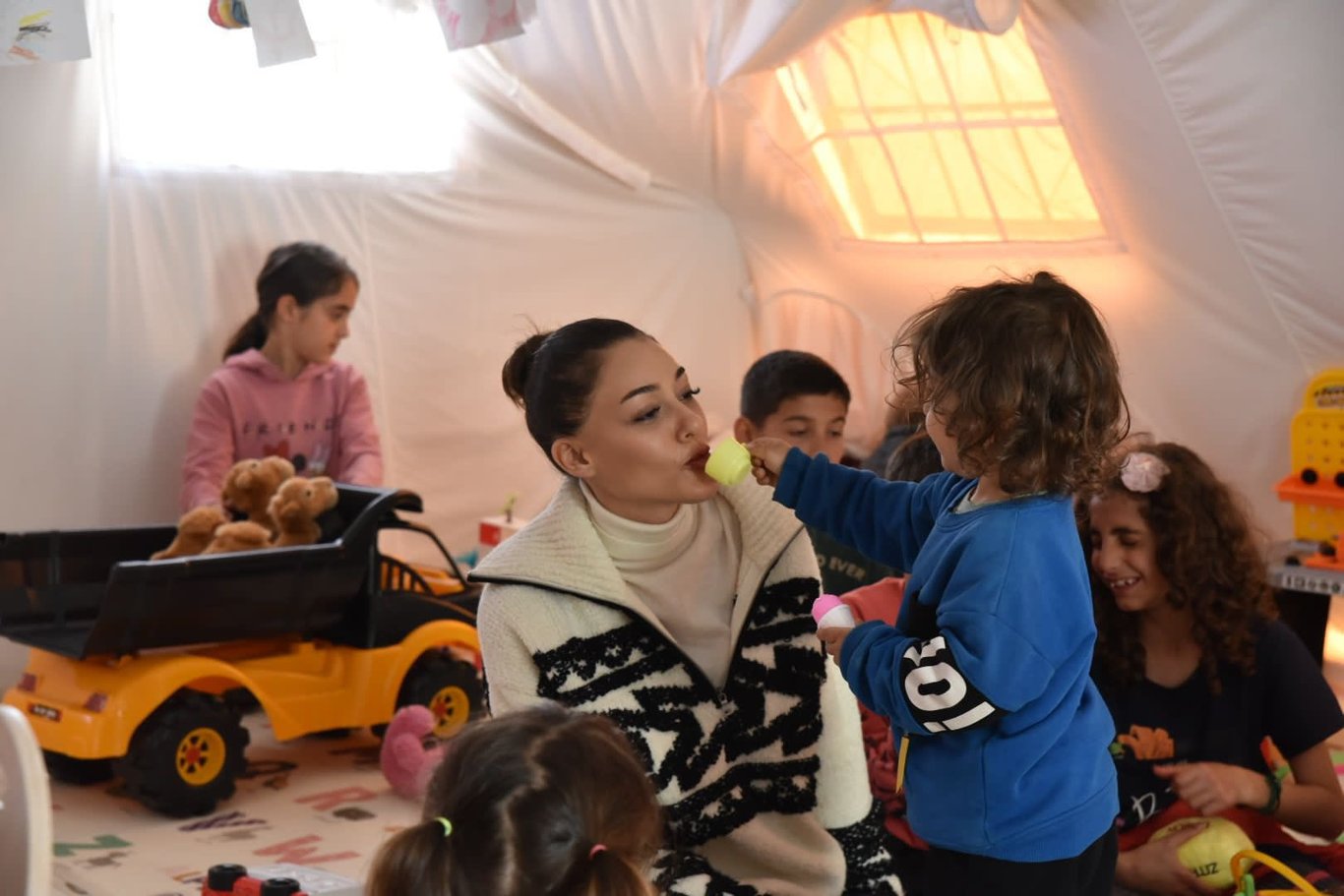 Dilan Çiçek Deniz depremzede çocuklarla buluştu - Magazin haberleri