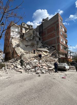 Son dakika: Kilis'te 4 katlı ağır hasarlı bina çöktü!