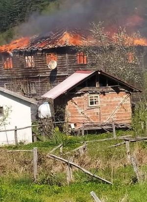 Yaşlı çift, ahşap evde alevlerin arasında kaldı! - En son haberler