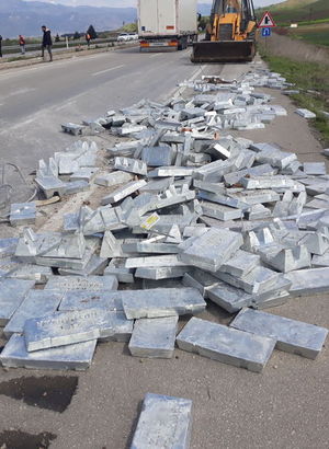 Amasya'da refüje çıkan TIR'ın dorsesindeki çinko kalıpları yola savruldu