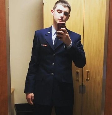 ABD ordusuna ait askeri bilgileri internette ifşa eden Massachusetts Ulusal Hava Muhafızlarının istihbarat kanadı üyesi Jack Teixeira, dün gözaltına alınmıştı. Teixeira, bugün hakim karşısına çıkarıldı