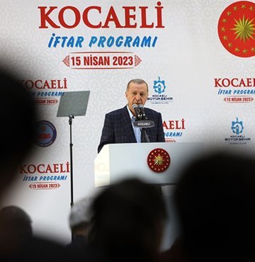 Cumhurbaşkanı Recep Tayyip Erdoğan, iftar sonrası düzenlenen programda açıklamalarda bulundu. Cumhurbaşkanı Erdoğan, "Deprem bölgesinde, dün itibarıyla inşa süreci başlayan konut ve köy evi sayısı 100 bini buldu" ifadelerini kullandı