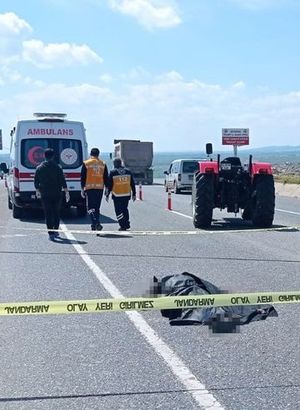 Kamyon ile traktörün arasına sıkıştı