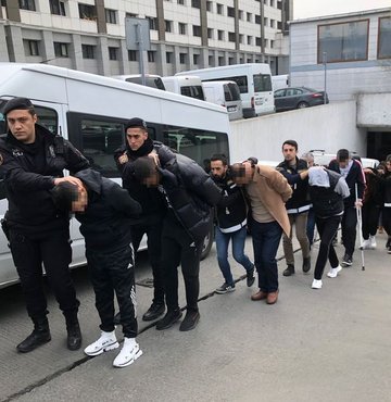 İstanbul’da adliyeye sevk edilen ‘Barış Boyun suç örgütü’nün 8 cinayeti ortaya çıktı. Örgüte ait farklı suçlardan birçok dosya da soruşturma dosyasında yer aldı. Çetenin, işlenen cinayet ve diğer eylemlerde tetikçilere olay yerinin konumlarını attığı da belirlendi