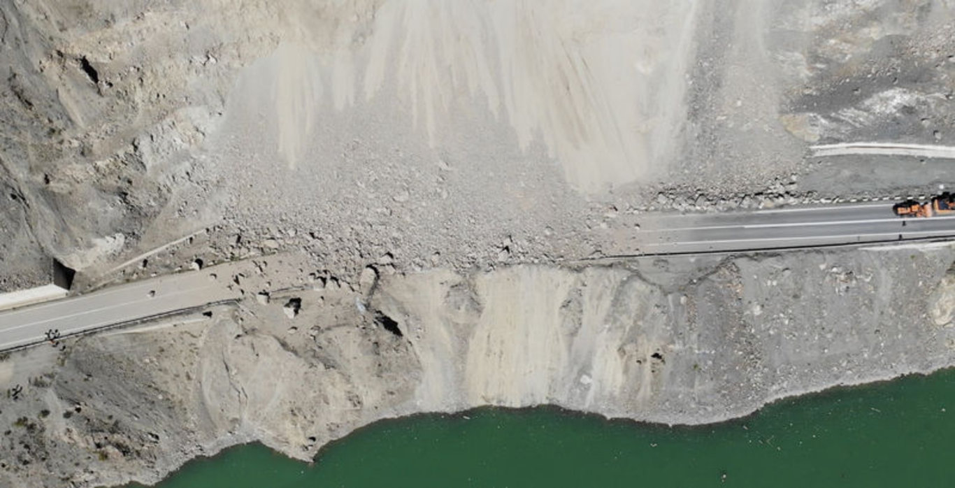 Artvin-Erzurum kara yolu kapandı! Kaya parçaları ve heyelan... - Güncel haberler
