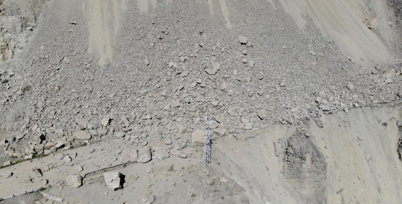 Artvin-Erzurum kara yolu kapandı! Kaya parçaları ve heyelan... - Güncel haberler