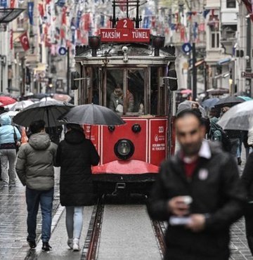 Nisan ayının ilk yarısında, Türkiye genelinde yağmurlu ve soğuk hava etkisini hissettirirken, Ramazan Bayramı öncesinde, bayramda hava durumu nasıl olacak sorusu gündemdeki yerini aldı. Habertürk Meteoroloji Mühendisi Hüseyin Öztel, bu kapsamda bayramda hava durumu tahminlerini aktardı. İşte Meteoroloji Genel Müdürlüğü (MGM) ile 2023 Ramazan Bayramı İstanbul, İzmir, Ankara il il hava durumu tahminleri...
